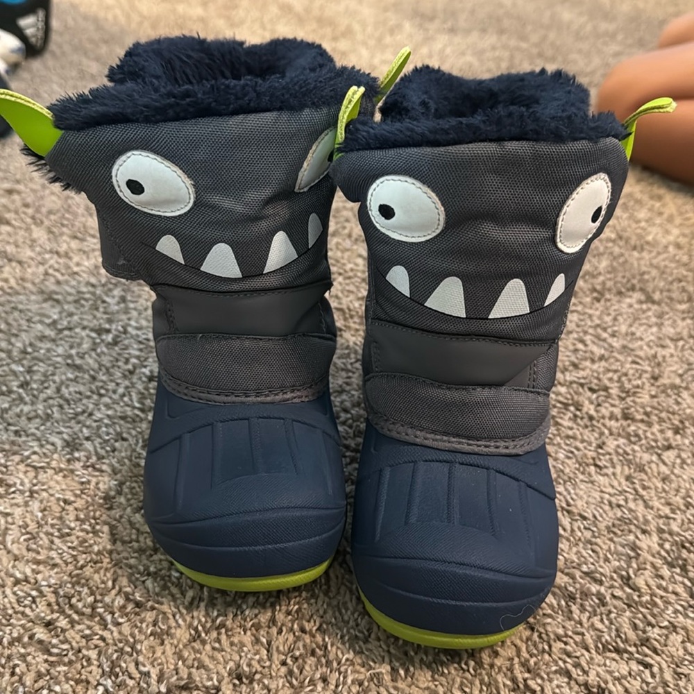 Boys snow boots size 11